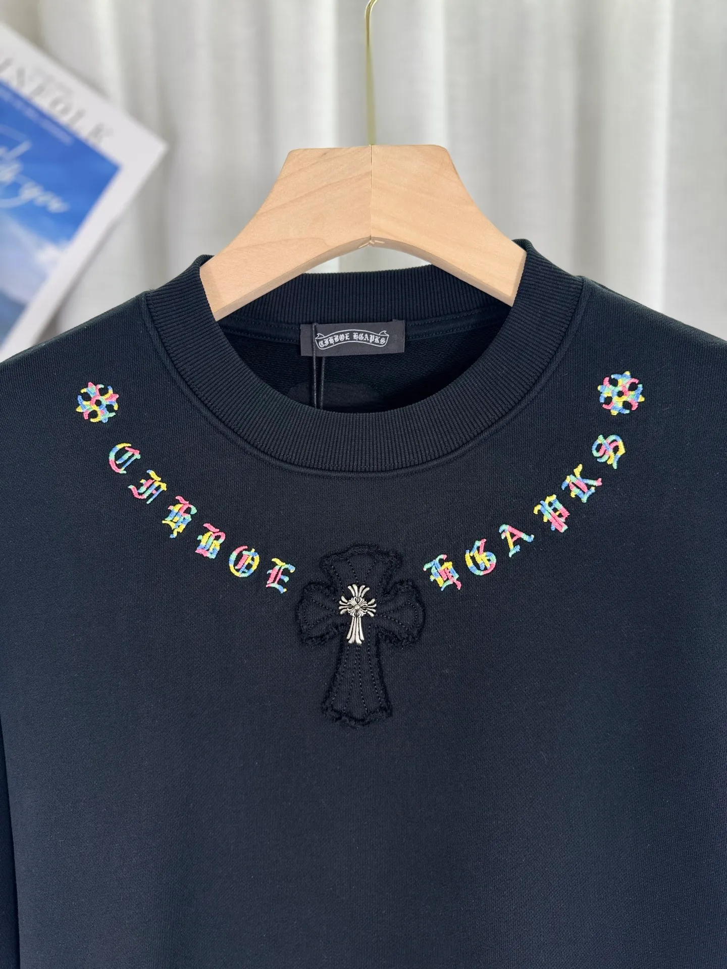 P260 top version, real shot without P, ​​different from market currency) 𝗖𝗵𝗿𝗼𝗺𝗲 𝗛𝗲𝗮𝗿𝘁𝘀/Cro Heart 2025 patch embroidery autumn and winter new original single counter American laser burnt 3D three-dimensional color embroidery couple casual sweatshirt 👑The highest version! Customized fabric 440g tripe terry fabric! American acid-washed and distressed original fabric laser burnt ✟appliqué embroidery and exquisite embroidery of letters! The best-selling model in the counter, very comfortable to wear. Accessories: original molded and authenticated collar label➕100% silk wash label. Genuine purchase-grade original hangtag��matching hanging rope➕3D hanging beads➕original packaging bag. Craftsmanship: The original version has consistent wiring! The highest version of the armhole matching technique! Color: White Black Size: S M L XL Style Number: 25-301